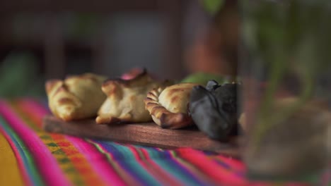 empanadas argentinas de colores recién horneadas