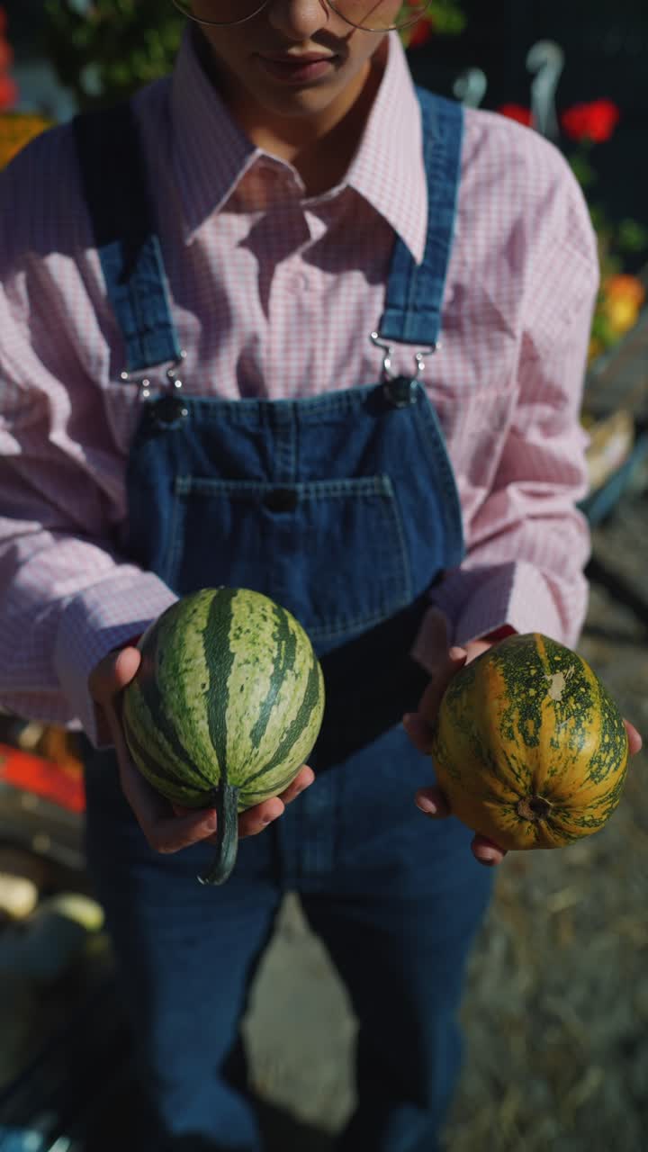 mujer con calabazas