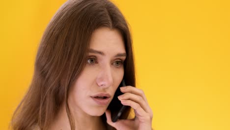 mujer hablando por telefono