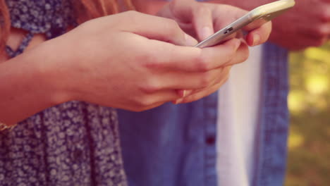 primer plano de jóvenes que usan teléfonos inteligentes