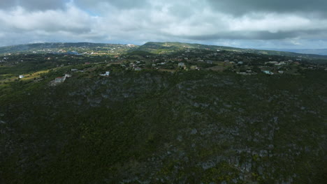 tiro de drone de una cresta de la montaña en st