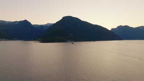 paisagem majestosa do arquipélago no fiorde norueguês