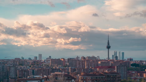 Madrid-Skyline-Cinco-Torres-Business-Area-Y-Piruli-Durante-La-Puesta-De-Sol-Con-Rayos-De-Sol-Y-Tormenta-De-Nieve-Y-Nubes-De-Tormenta-En-El-Fondo