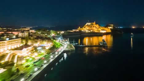 Hiperlapso-Nocturno-Del-Paseo-Marítimo-De-Corfú-A-Partir-De-La-Antigua-Fortaleza-Pasando-Por-Marina-Bay