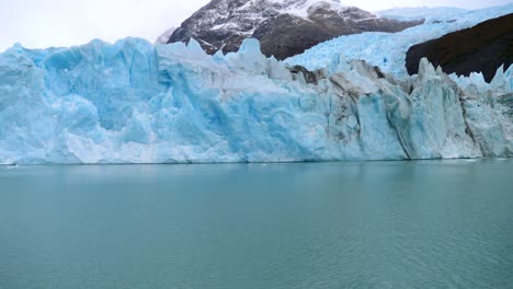imágenes de video del glaciar perito moreno en argentina desde un bote