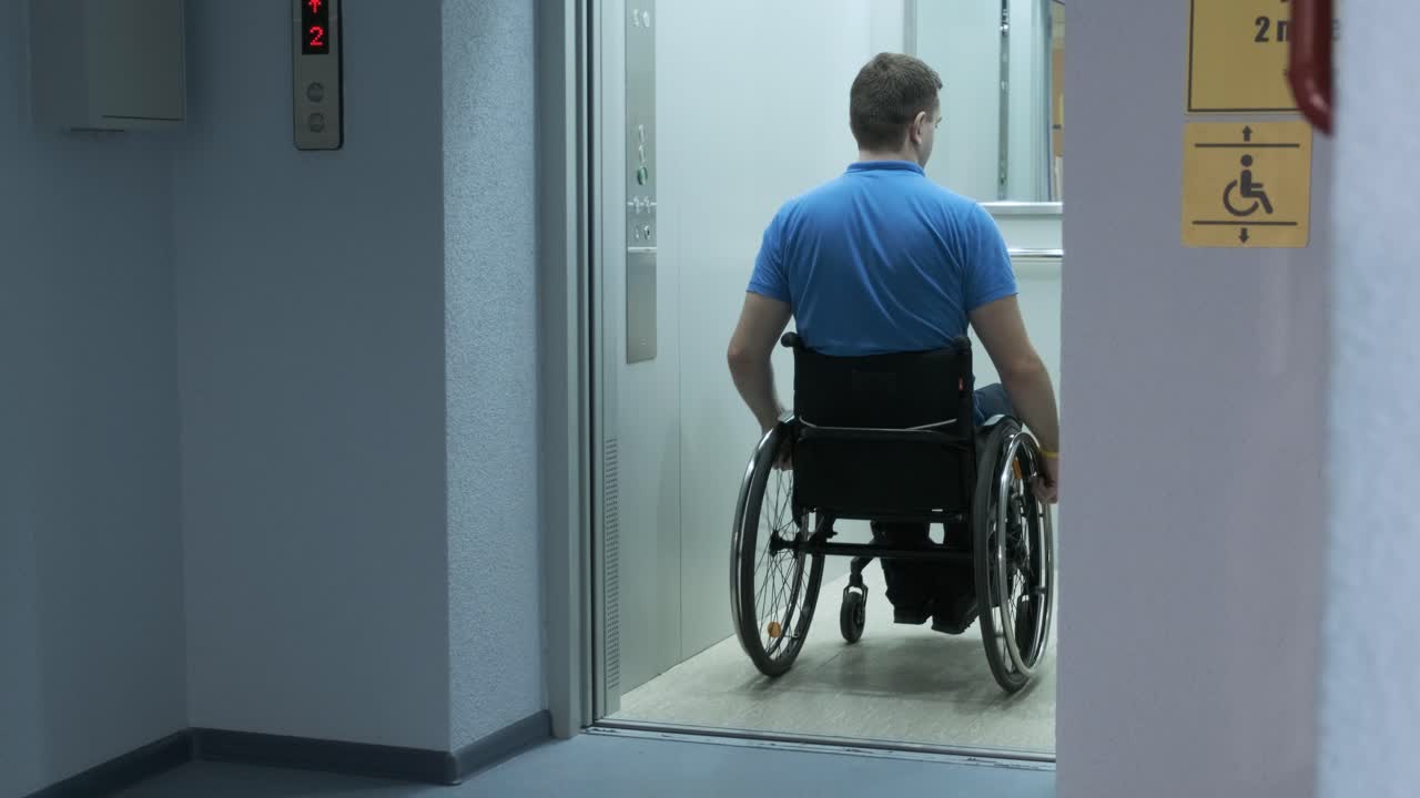 un hombre en silla de ruedas entra en el ascensor. una persona con discapacidad viaja en un ascensor.