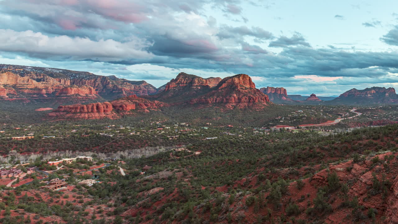 vista del atardecer desde el aeropuerto majestic mesa en sedona, arizona