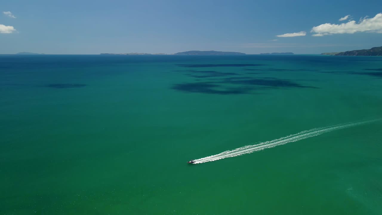 drone siguiendo barco a través del océano