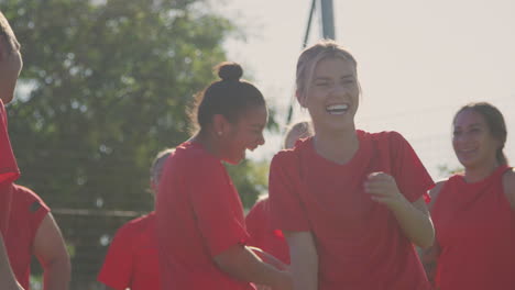 Equipo-De-Fútbol-Femenino-Calentando-En-El-Entrenamiento-Contra-El-Sol-Abrasador