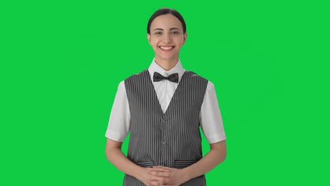 Fröhliche-Indische-Kellnerin-Lächelt-Und-Schaut-Auf-Den-Grünen-Bildschirm