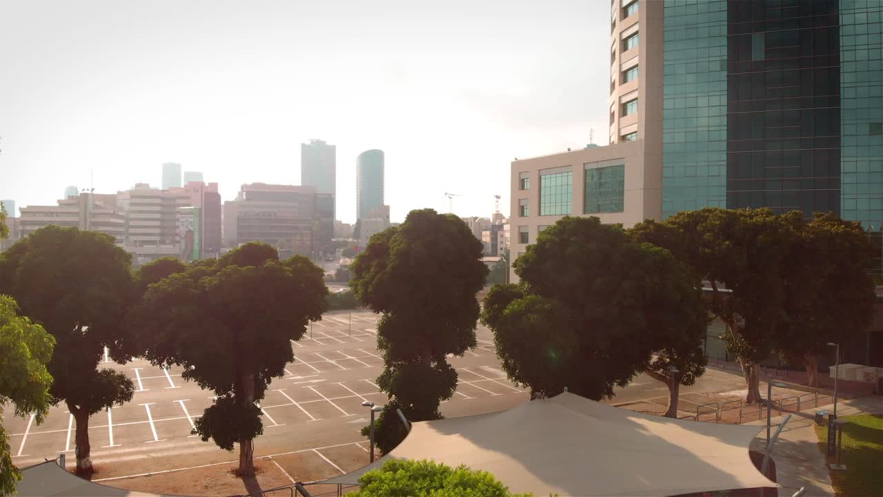 Vista Urbana de Estacionamento com Edifícios Modernos