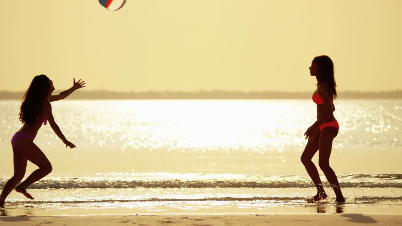 해변에서 행복한 아프리카계 미국인 아시아계 중국인 소녀