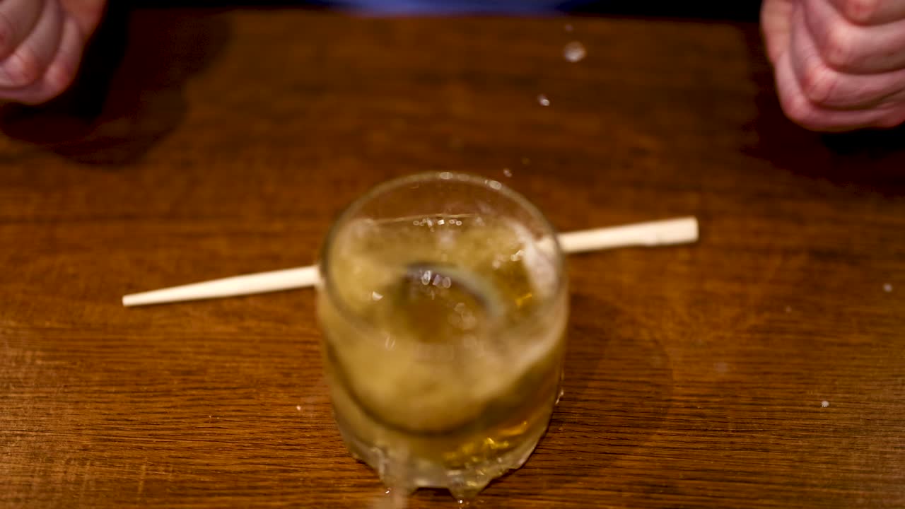 mezclar cerveza y sake con palillos