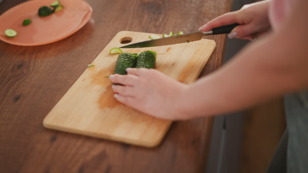 mujer cortando pepinos