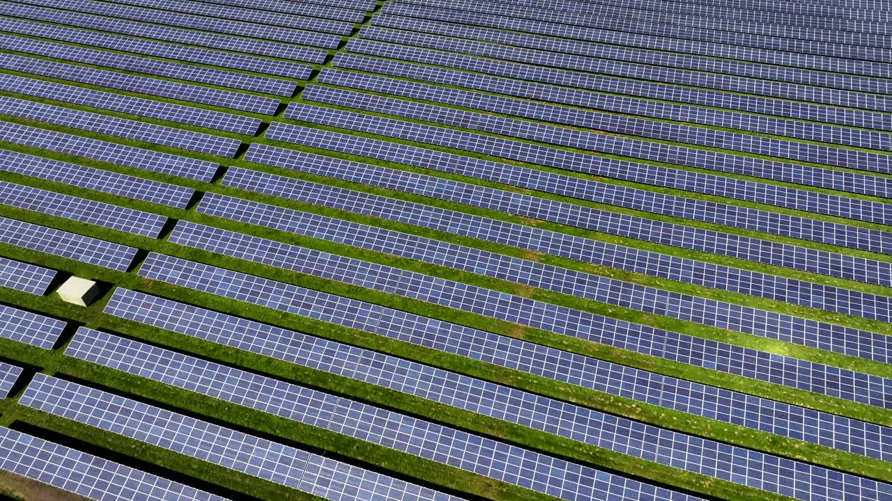 фотоэлектрическая солнечная ферма, вырабатывающая чистую и экологически чистую энергию, воздушный вид, яркий солнечный свет, медленный обратный полет беспилотника