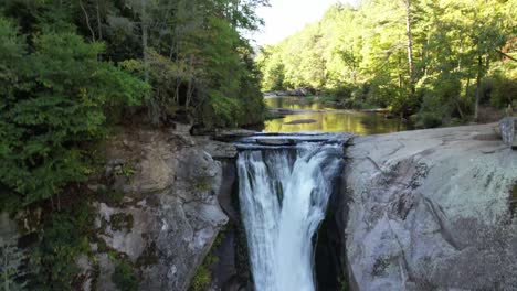 inclinación aérea hacia arriba elk river falls cerca de elk park nc, carolina del norte