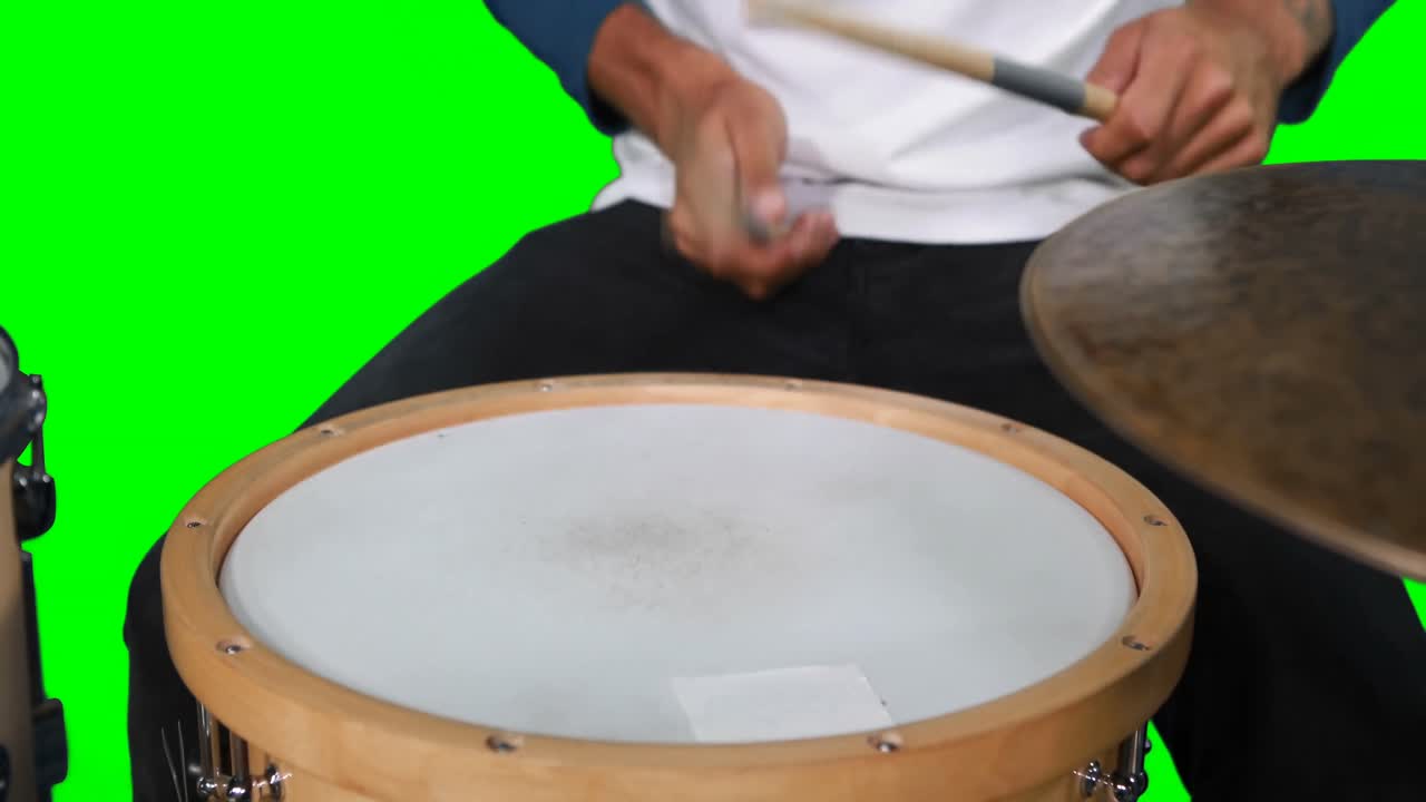 sección media del baterista tocando el tambor