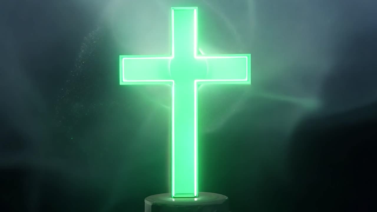 연기에 녹색 네온 십자가