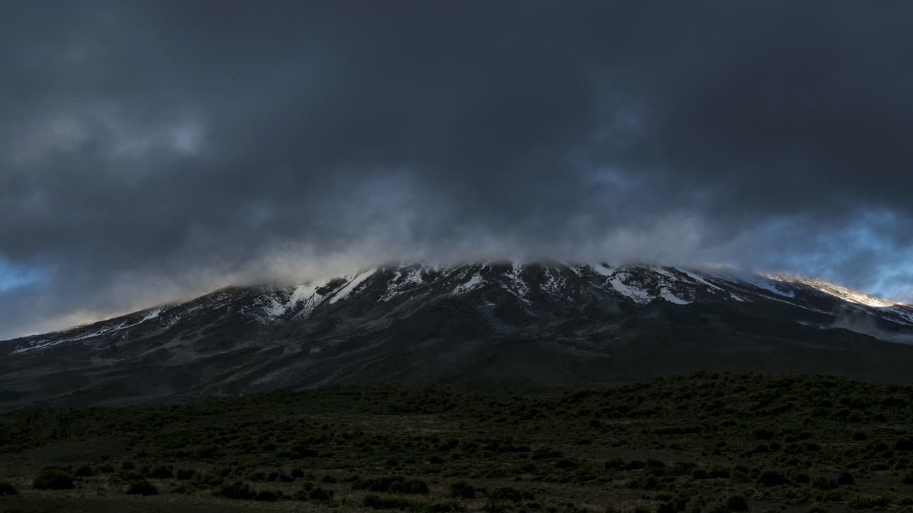 Timelapse che rivela la cima del Monte Kilimanjaro.