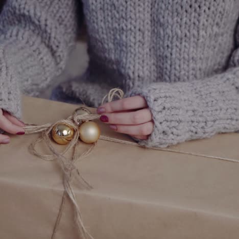 mujer con regalos.