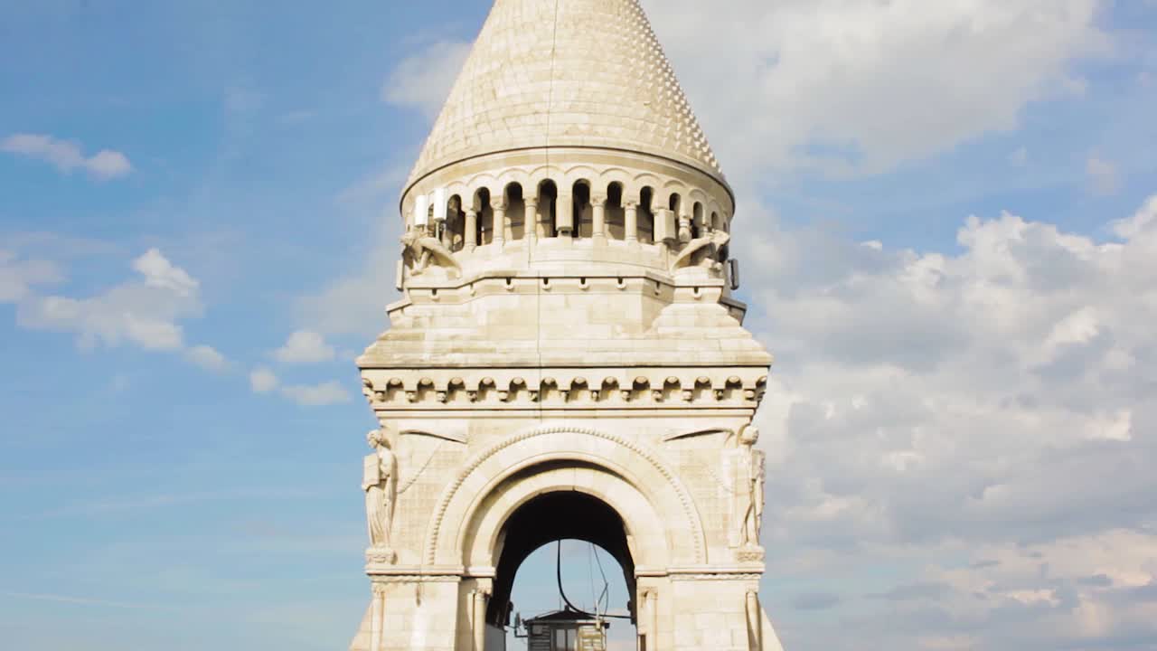 vista del campanario de la basílica del sagrado corazón en montmartre paris