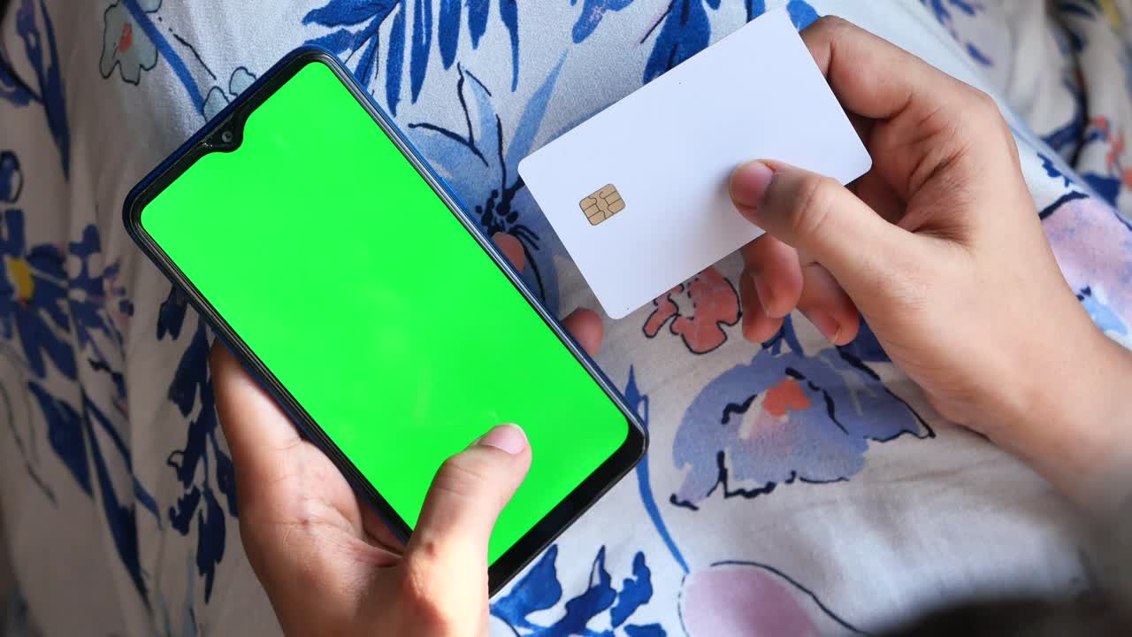 donna che utilizza smartphone e carta di credito per il pagamento online