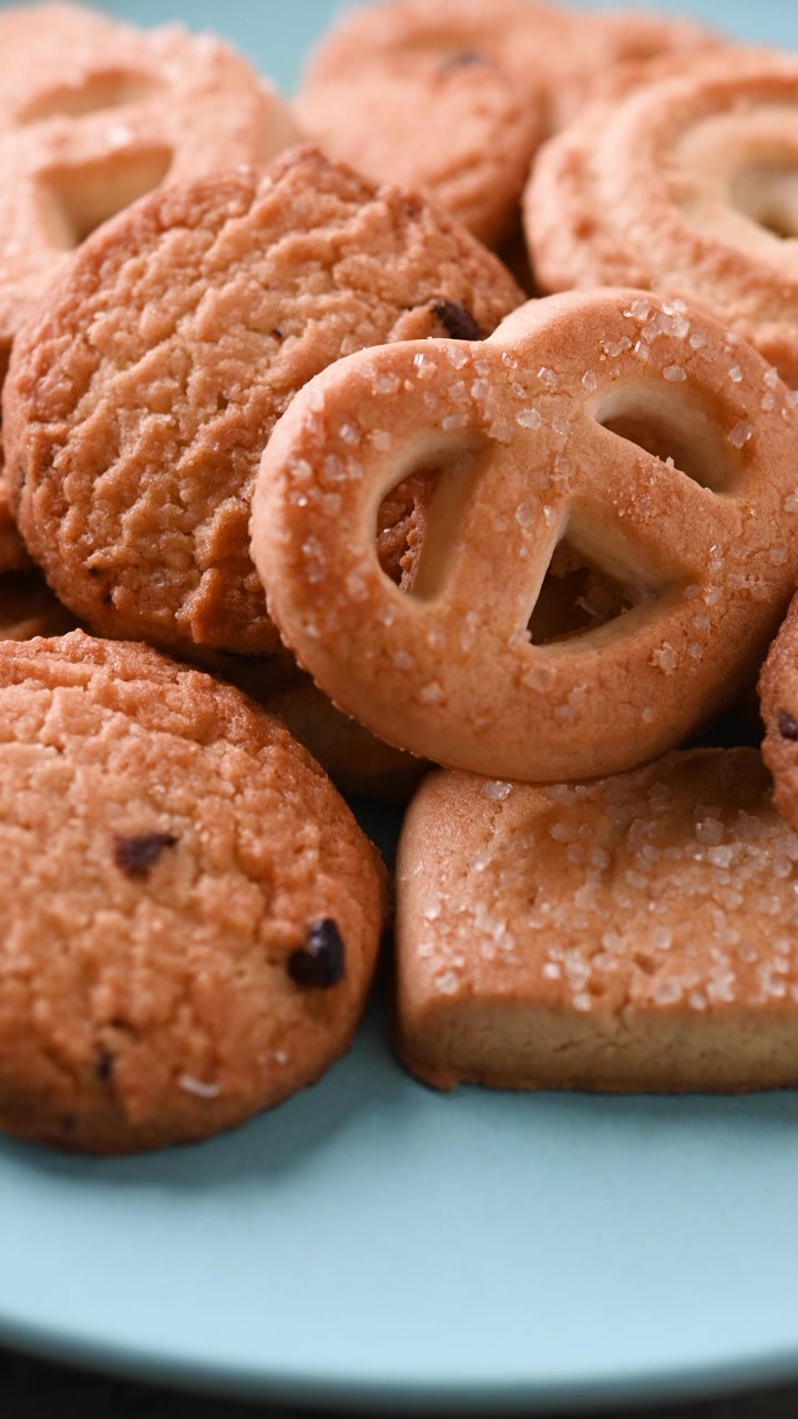 Biscotti al burro assortiti su un piatto