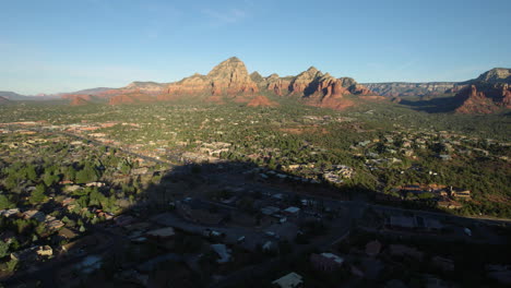 Sedona,-Arizona,-EE.UU.,-Vista-Aérea-Del-Valle,-Casas-Y-Un-Paisaje-Impresionante-En-La-Mañana-Soleada