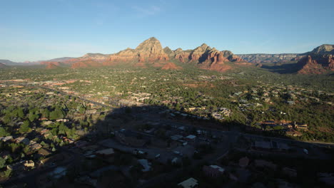 sedona, arizona, estados unidos, vista aérea del valle, las casas y el impresionante paisaje en una mañana soleada