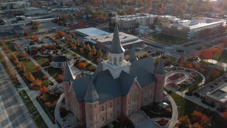 Torres-Imponentes-En-La-Cima-Del-Edificio-Religioso-Del-Templo-Mormón-Lds-Del-Centro-De-La-Ciudad-De-Provo---órbita-Aérea