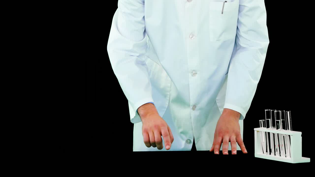 디지털 화면을 사용하는 의사의 중간 섹션