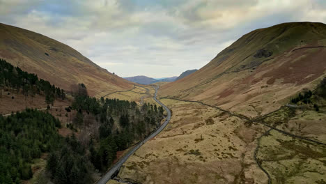 Experimente-La-Grandeza-Del-Paisaje-De-Cumbria-A-Través-De-Cautivadoras-Imágenes-De-Drones,-Que-Revelan-El-Lago-Thirlmere-Abrazado-Por-Majestuosas-Montañas