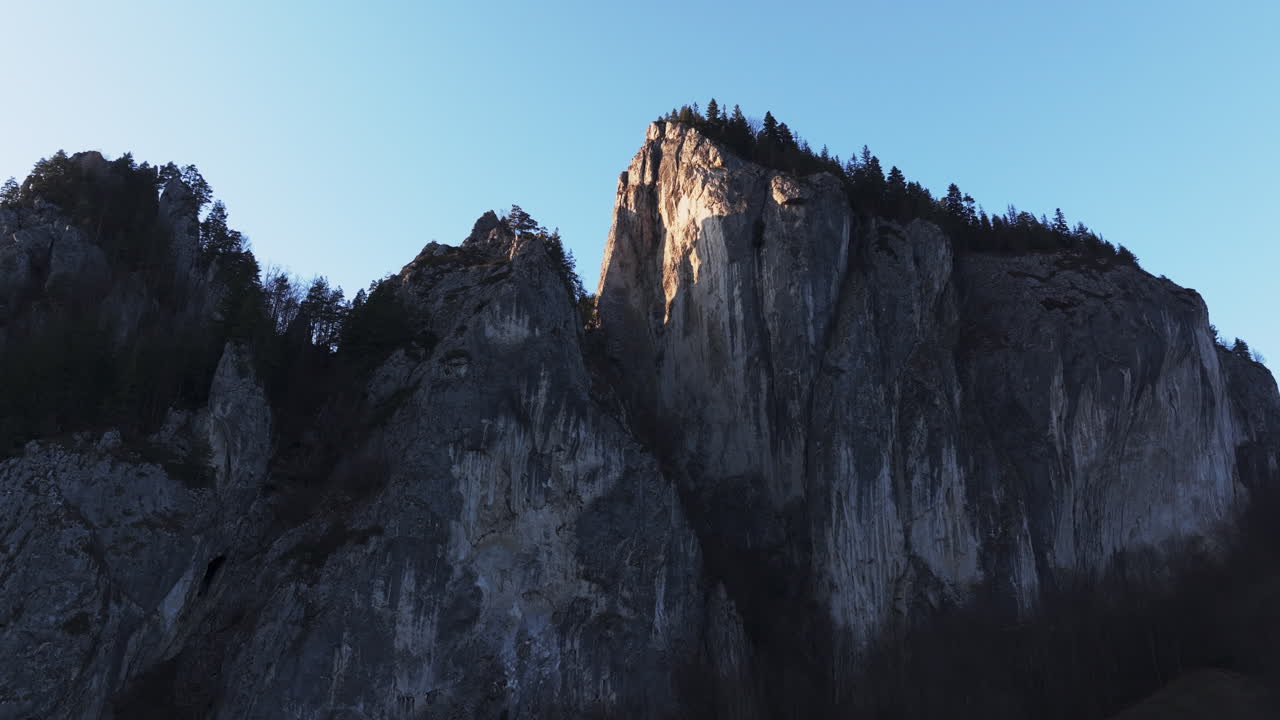 Enormi scogliere calcaree al tramonto nella Gola di Cheile Bicazului, Romania.
