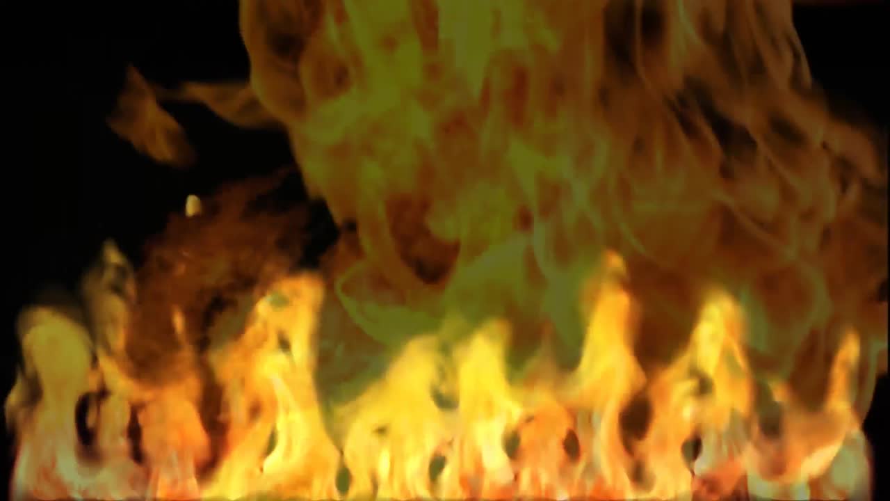 llamas ardiendo frente a un fondo negro