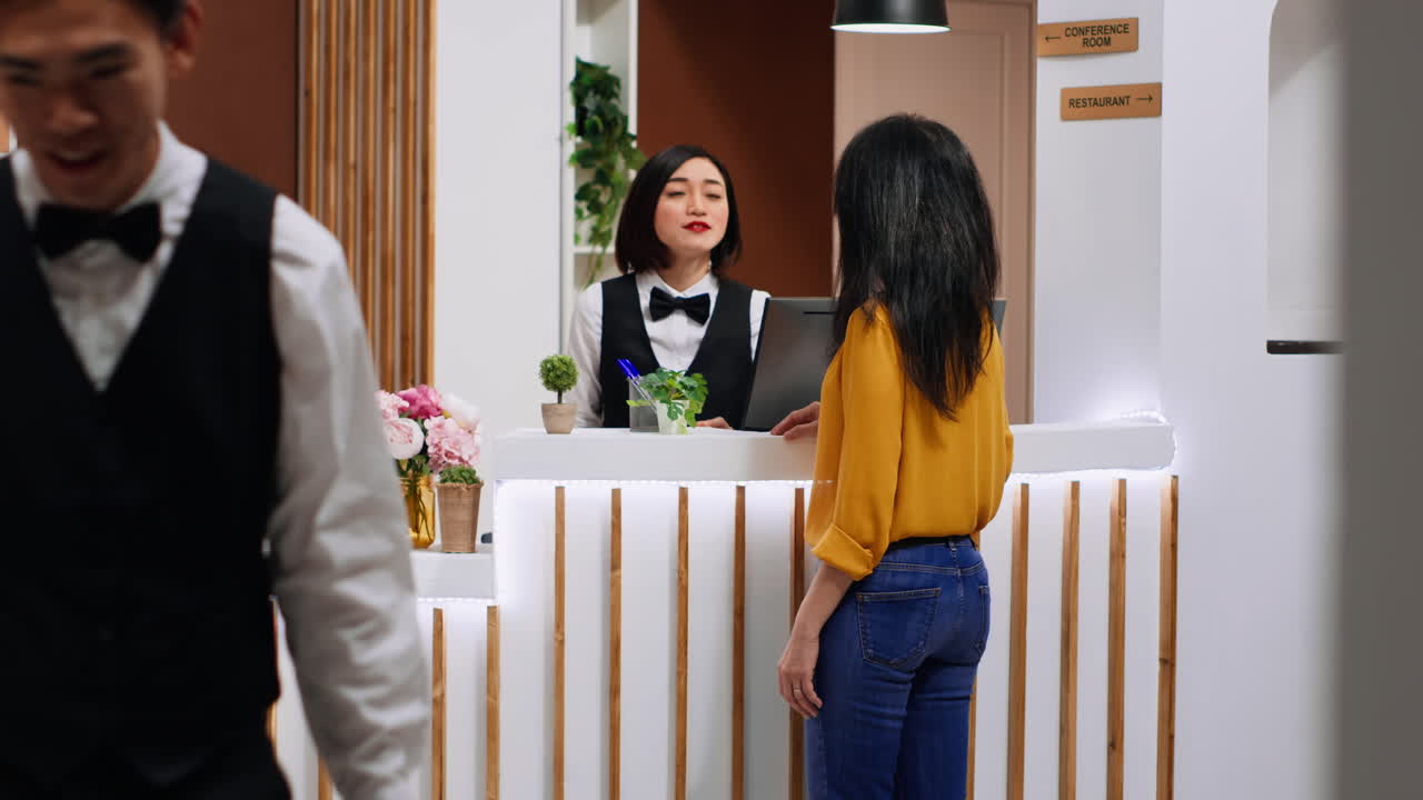 Lavoratore asiatico che fa la procedura di check-in per un nuovo visitatore