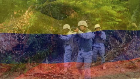 ondeando la bandera de colombia contra una tropa de soldados entrenando con armas en el campamento de entrenamiento