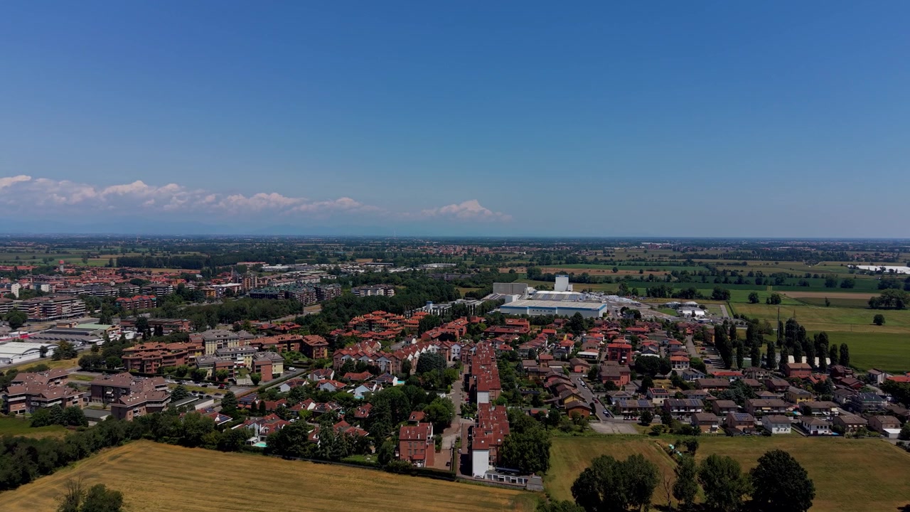 Vista drone di una città di campagna italiana circondata da campi. Robbiano, Peschiera Borromeo, Italia