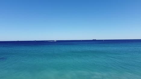 el hermoso mar azul de la india en port beach, fremantle, australia occidental