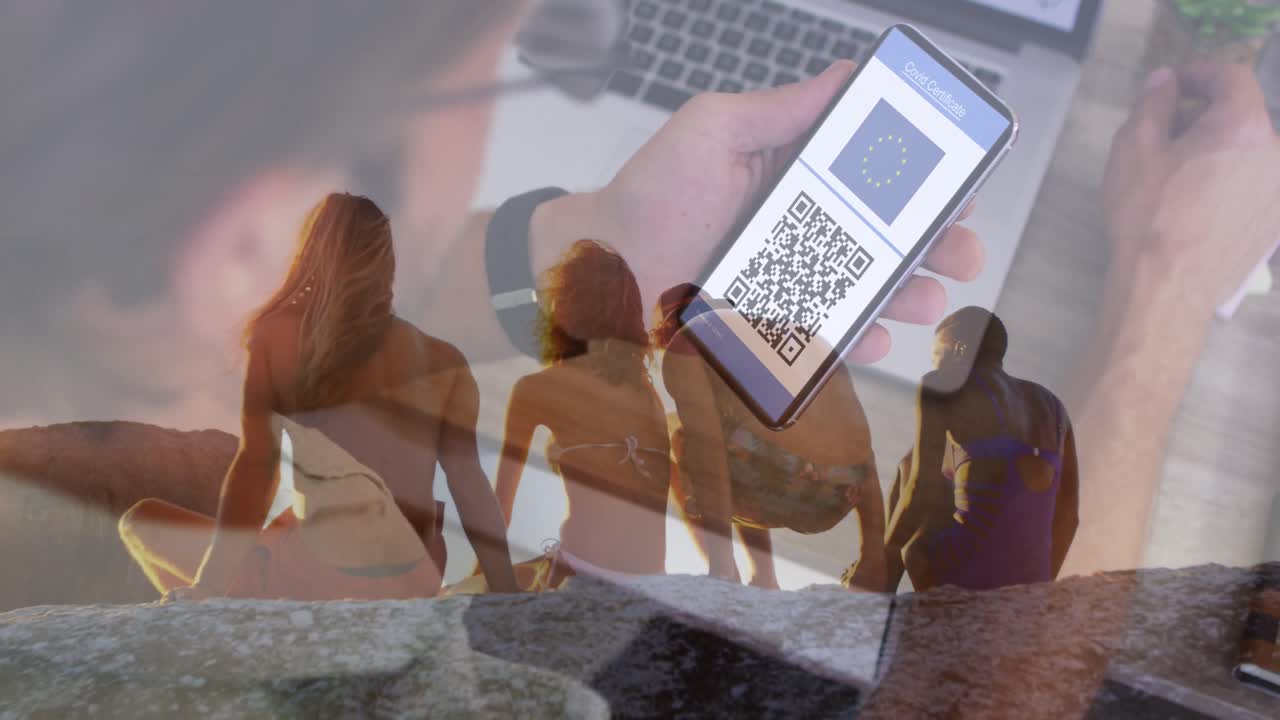 animación de un hombre con pasaporte covid en un teléfono inteligente sobre la vista trasera de diversos amigos en la playa
