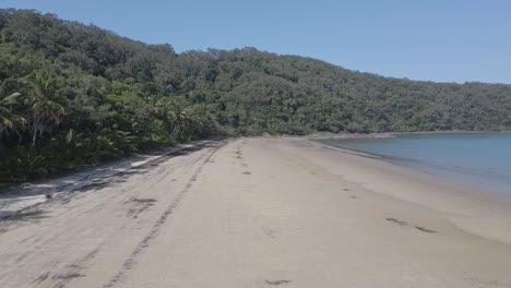 Sandiges-Ufer-Mit-Dichtem-Laub-Auf-Snapper-Island,-Kimberley,-Queensland,-Australien