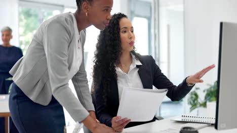 mujeres de documentos, computadoras y negocios
