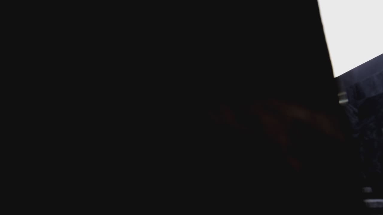 4k видео скользящая лестница с солнечным луком на стену.