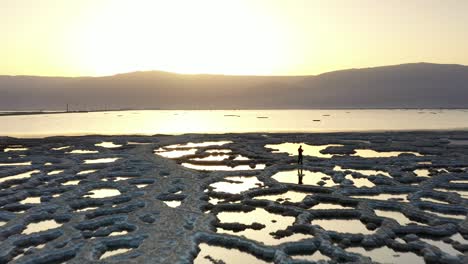 el amanecer sobre el mar muerto