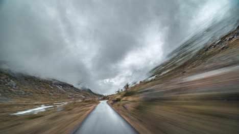 un lecteur sur le gamle strynefjellsvegen, norvège