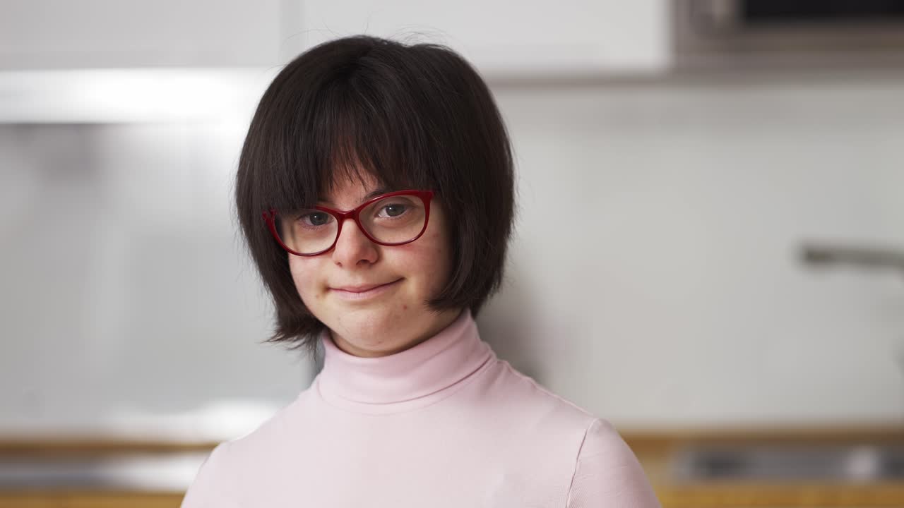 Retrato de uma menina feliz com síndrome de Down de óculos