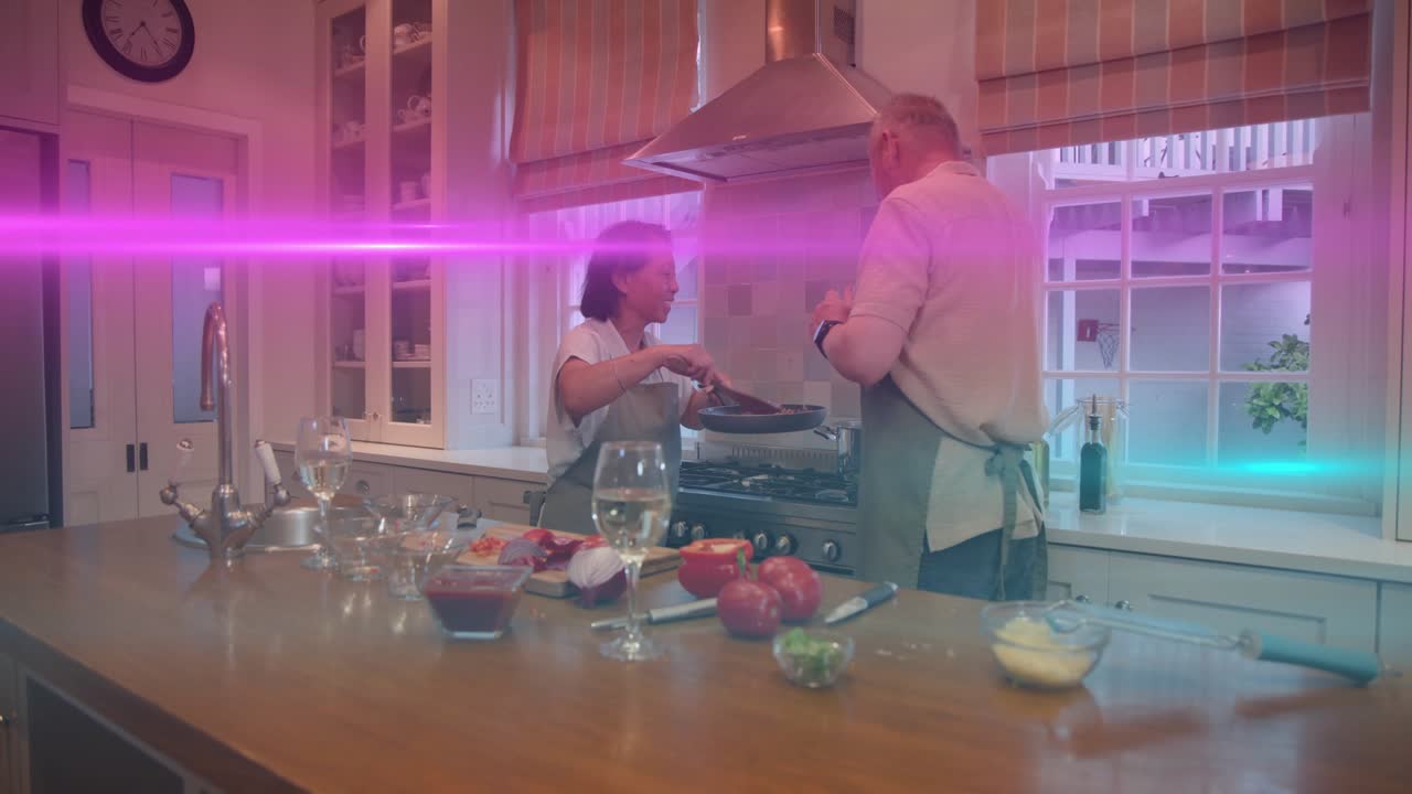 Una pareja cocinando, la mujer sujetando la sartén mientras el hombre alcanza el sazonador y remueve con una luz magenta o azul