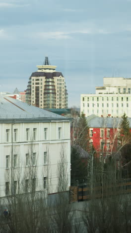 vista cercana de un paisaje urbano con varios edificios, incluidas estructuras residenciales y comerciales, con coches que se ven moviendo en las calles de abajo