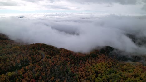 langsames vordringen in die wolken über den herbstfarben in der nähe von boone and blowing rock, north carolina, north carolina