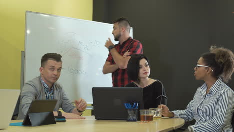 reunión de negocios y análisis de datos