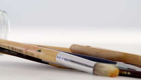 primer plano de varios pinceles de pintura